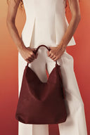 Modelo - Bolsa Hobo Atacama - Terracota 2