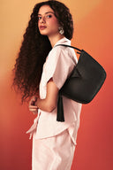 Modelo - Bolsa_Hobo_Proa_-_Preto