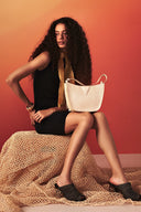 Modelo - Bolsa_Hobo_Proa_Artesanal_-_Branco_Off