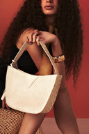 Modelo - Bolsa_Hobo_Proa_Artesanal_-_Branco_Off 1