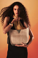 Modelo - Bolsa Hobo Proa Artesanal - Off White e Cinza opaco