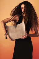 Modelo - Bolsa Hobo Proa Artesanal - Off White e Cinza opaco 2
