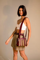Modelo - Ilhabela Mini Bag - Vinho 2