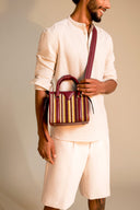Modelo - Ilhabela Mini Bag - Vinho 3