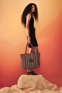 Modelo Maxxi Tote Mercado  - Cor Raimbow Marinho